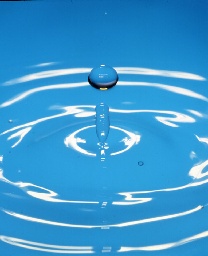10021 2 splash of single drop in still water Straipsniai.lt