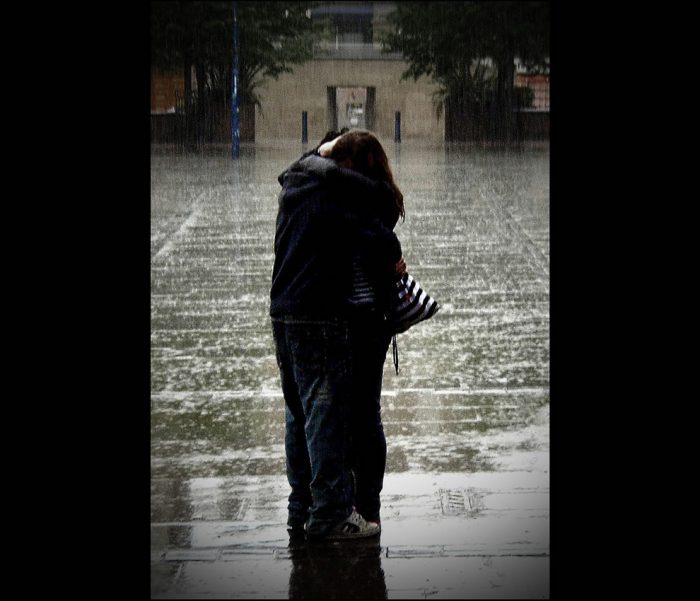 12912 Couple in the rain Straipsniai.lt
