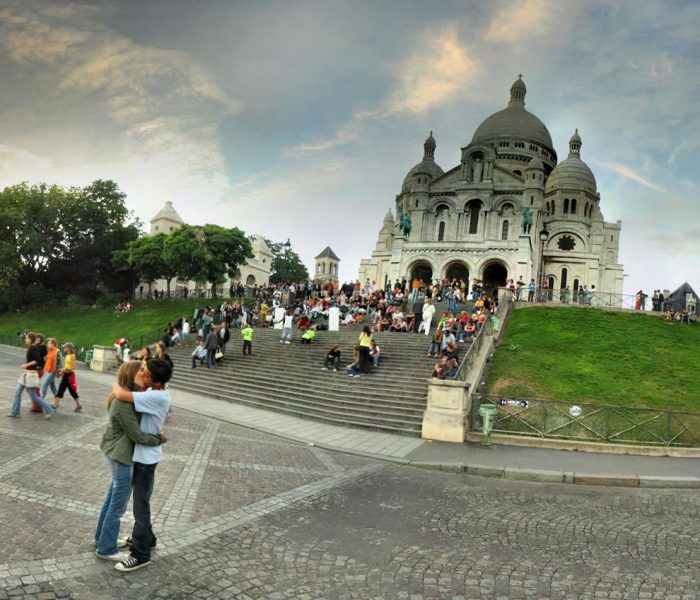 12913 Couple kissing at Basilica of the Sacred Heart Paris Straipsniai.lt