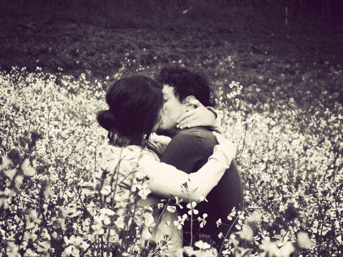 12924 husband wife kissing among wildflowers Straipsniai.lt