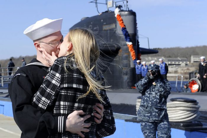 12950 Submariner receives the first kiss after returning from deployment Straipsniai.lt