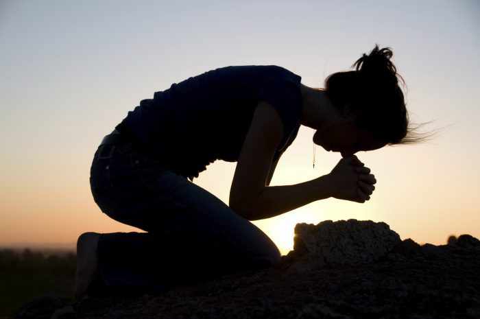 13024 woman praying on knees1 Straipsniai.lt