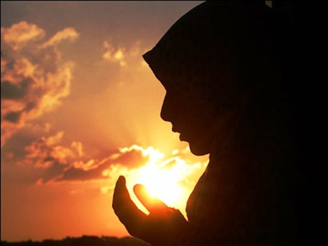 13028 Muslim woman praying Straipsniai.lt