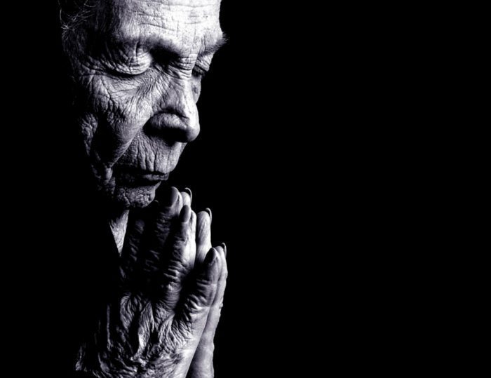 13029 old woman praying Straipsniai.lt