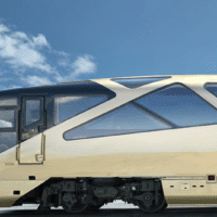 Japonijoje paleistas naujas prabangus traukinys su dviejų aukštų kupė ir panoraminiais langais.