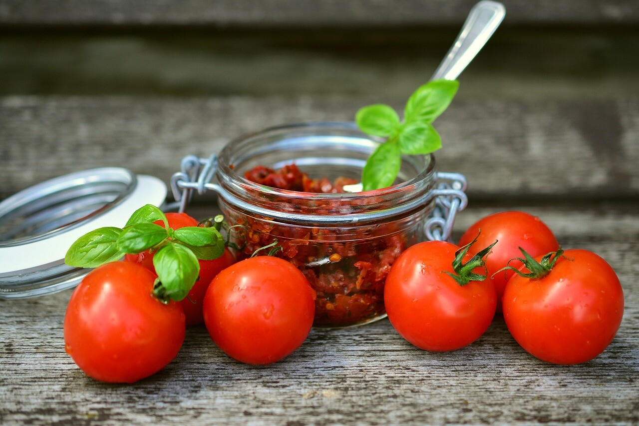 tomatoes, sun dried tomatoes, oil