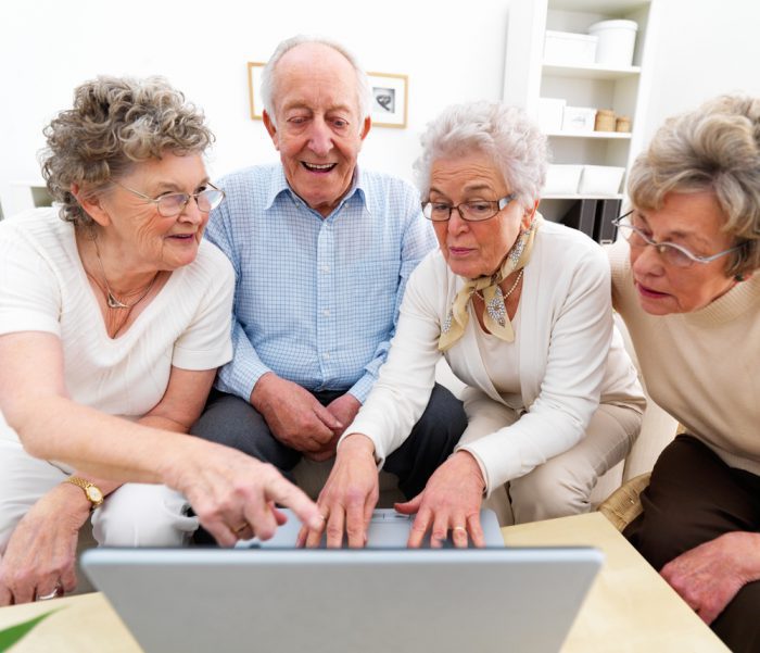 6302 elderly people on computer Straipsniai.lt