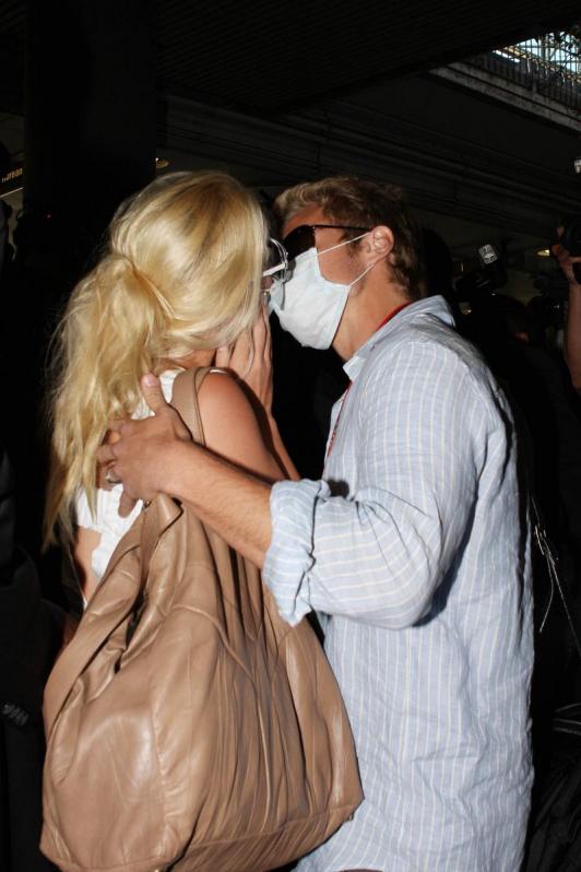 7783 spencer pratt kisses heidi montag in swine flu mask Straipsniai.lt