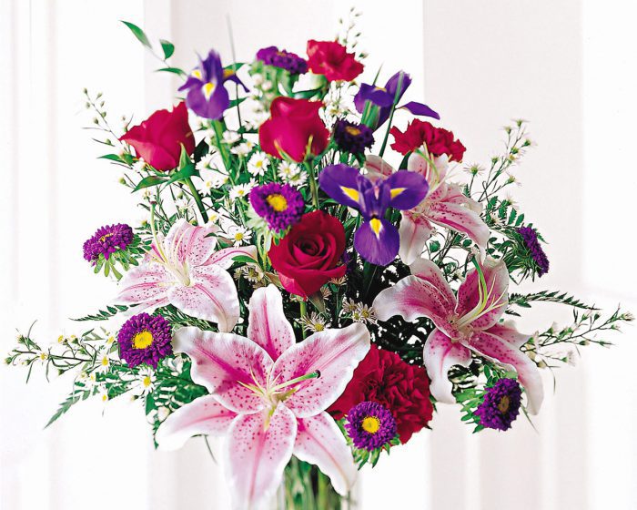 8215 Stunning Beauty Bouquet Roses Iris Stargazer Lilies Carnations Asters Straipsniai.lt