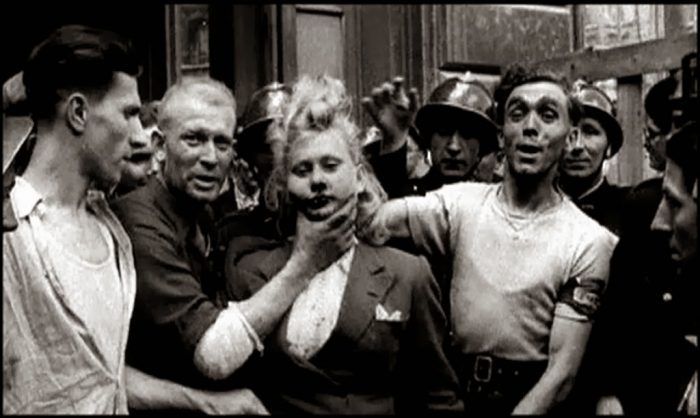 A French woman has her head shaved by civilians as a penalty for having consorted with German troops 1944 1 Straipsniai.lt