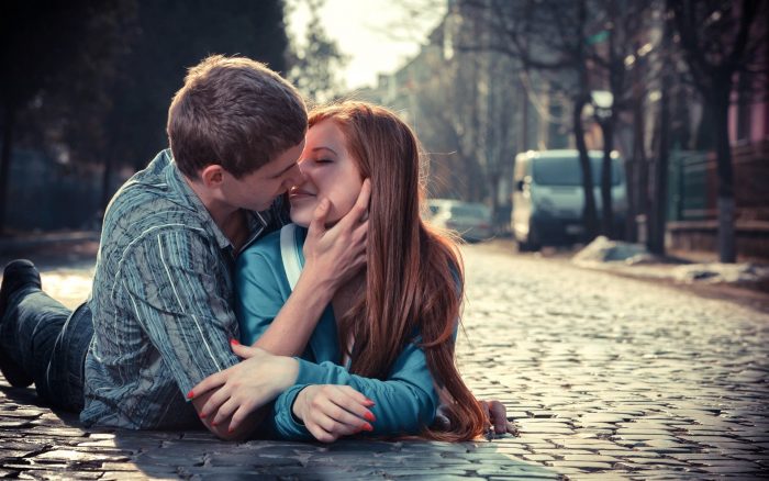 Beautiful kissing of young couple Straipsniai.lt