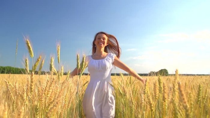 Beauty girl running on yellow wheat field. Freedom concept Straipsniai.lt