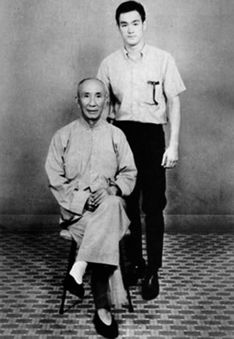 Bruce Lee with Wing Chun master Yip Man Straipsniai.lt