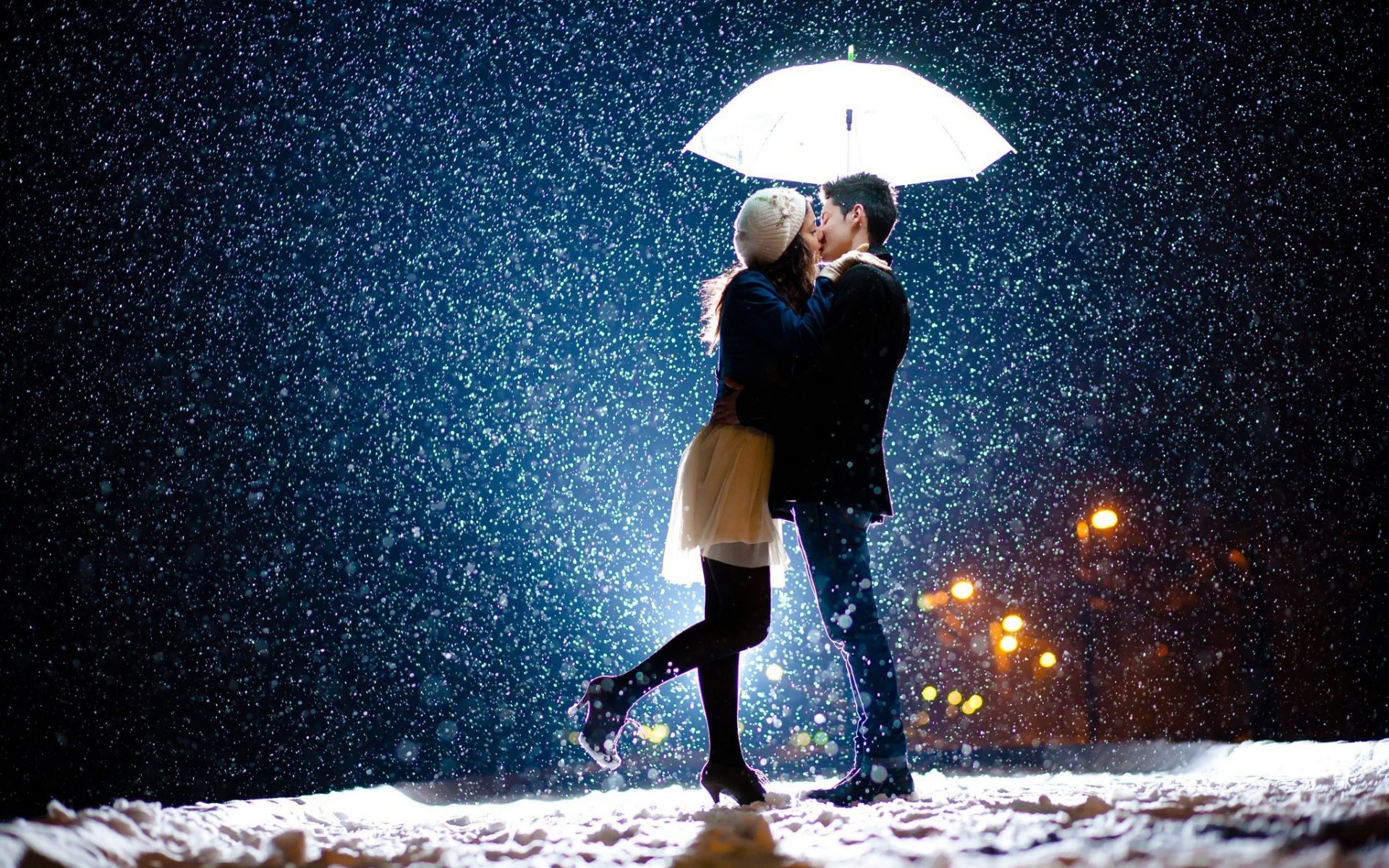 Couple Kiss in love Love snow umbrella Straipsniai.lt
