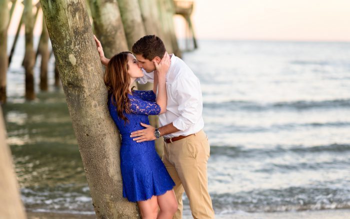 Couple kissing moods at beach under tree Straipsniai.lt
