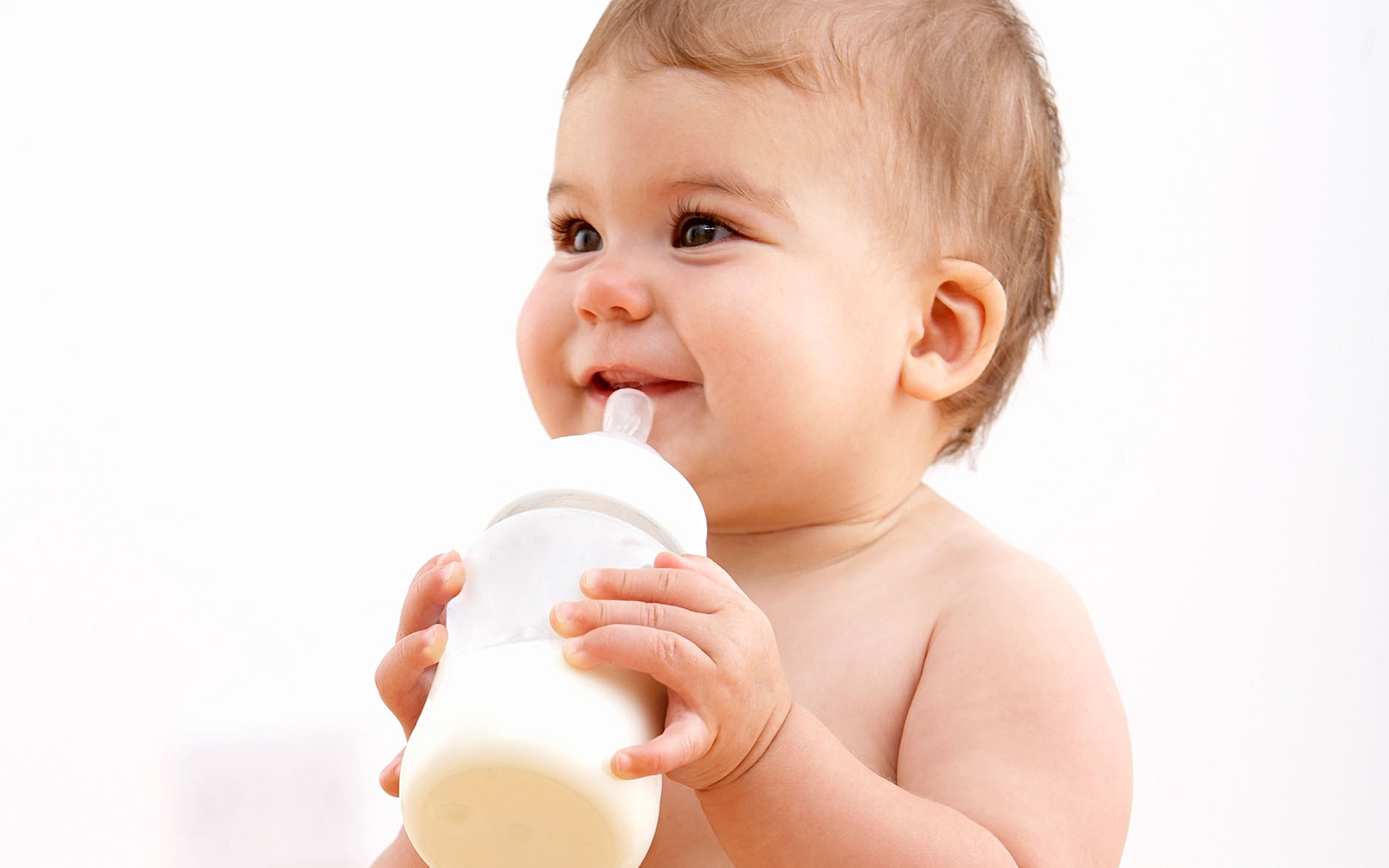 Cute baby drink milk from bottle Straipsniai.lt