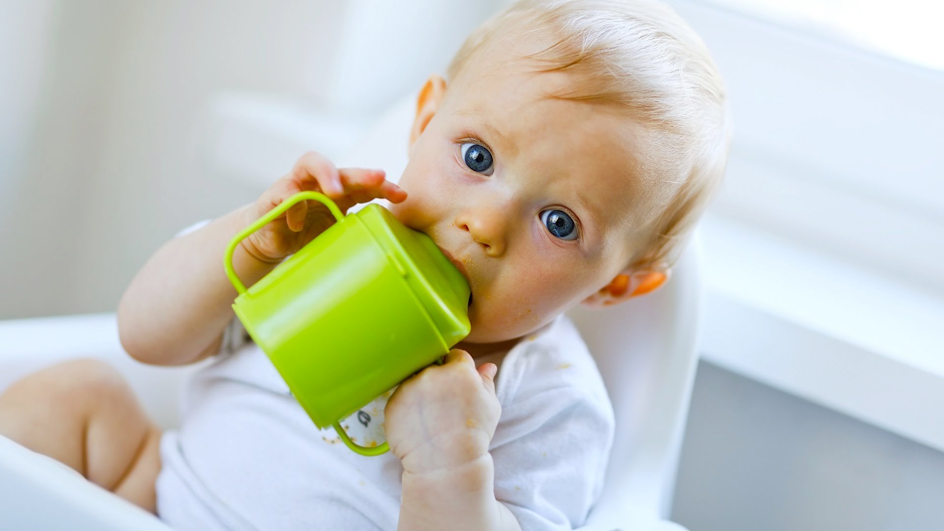 Cute baby drink milk from cup Straipsniai.lt