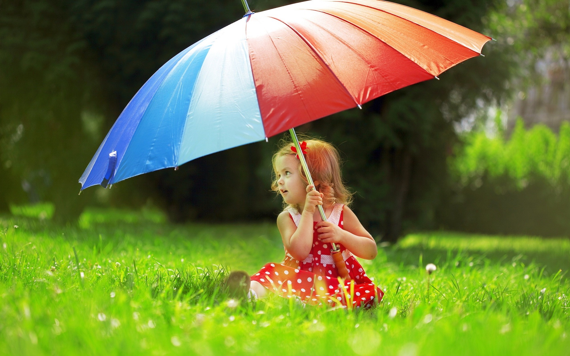 Cute girl with colorful umbrella Straipsniai.lt