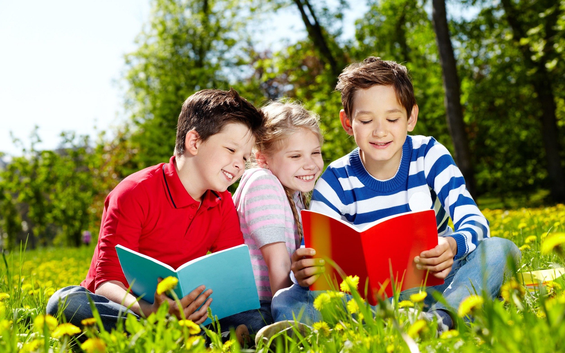 Cute kids reading in garden very happy Straipsniai.lt
