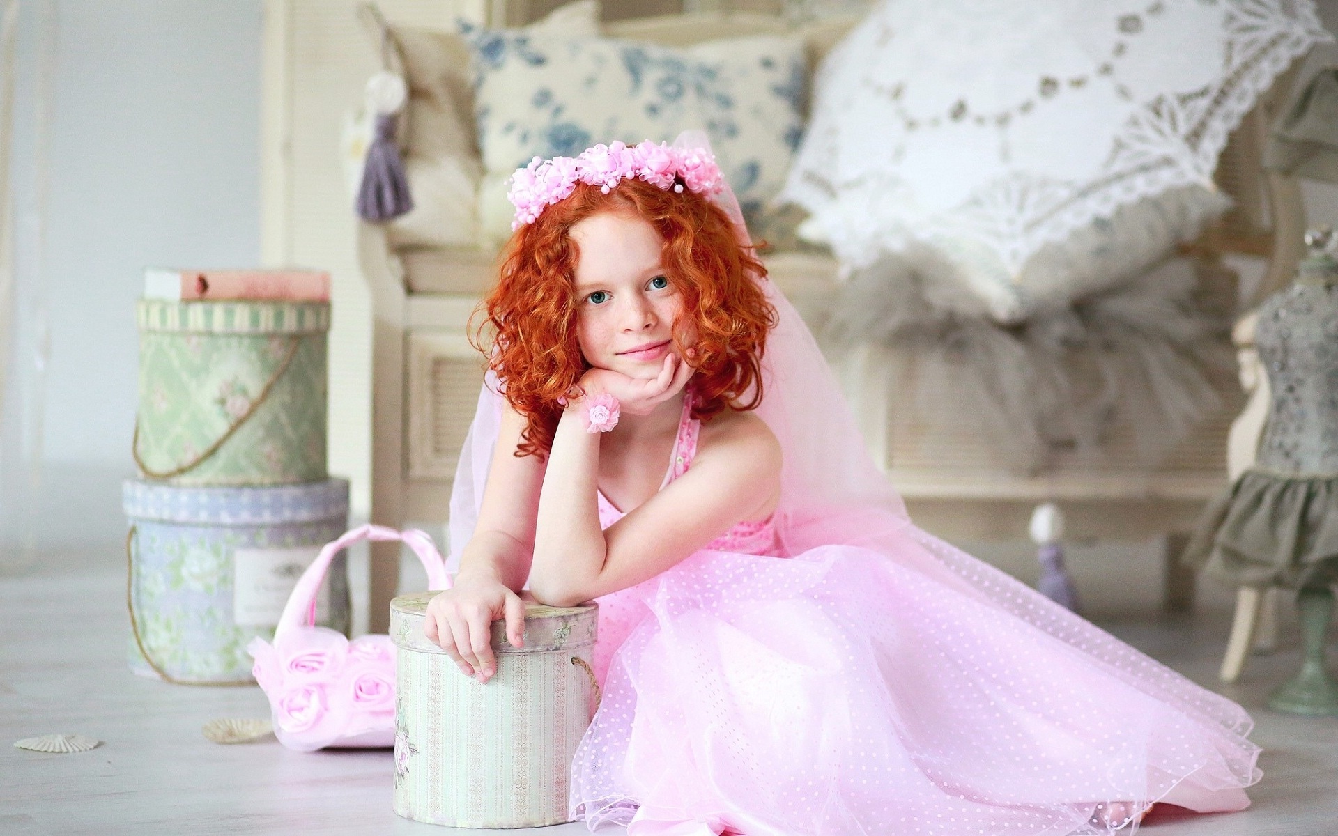 Cute princess in pink dress little girl Straipsniai.lt