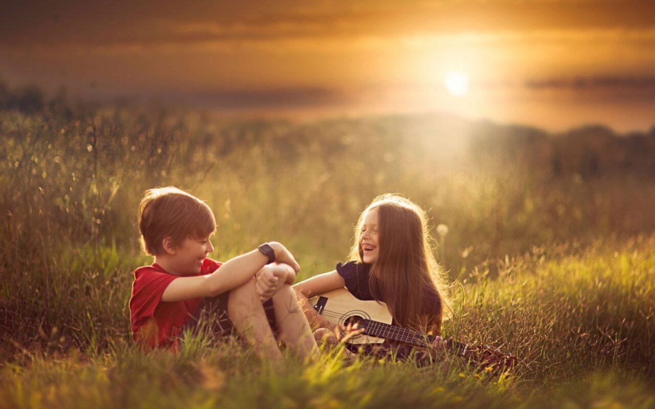 Cute small girl and boy couple sweet love Straipsniai.lt