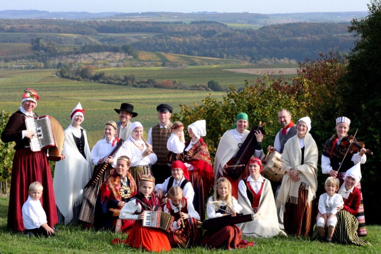 DZĒRVES Ir Luksemburgas Latviešu Folkloras Kopa
