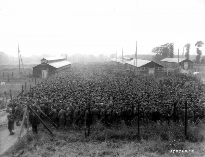 German POWs packed into the Nonant le Pin prisoner camp 1944 Straipsniai.lt
