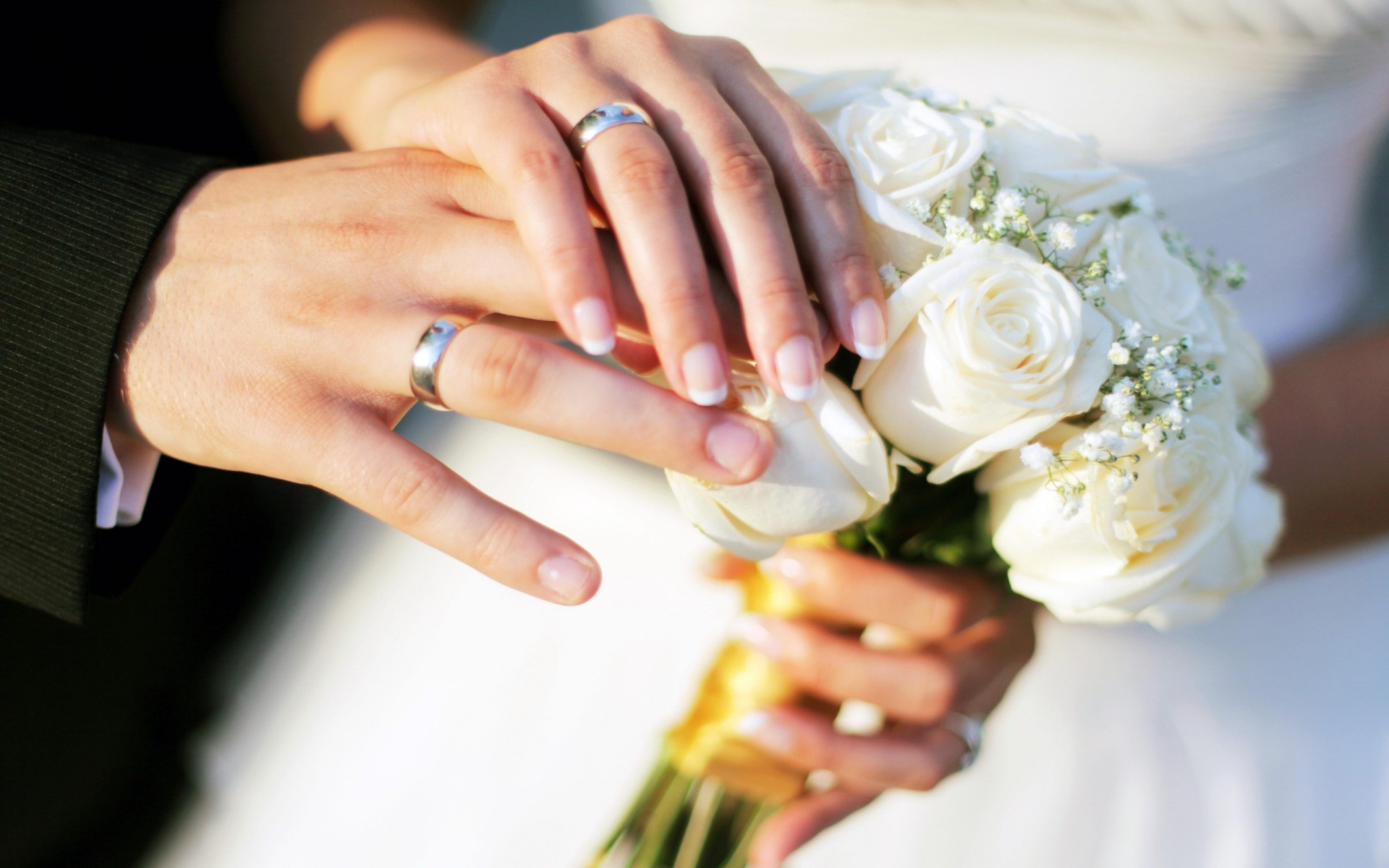 Hands wedding rings bouquet roses Straipsniai.lt