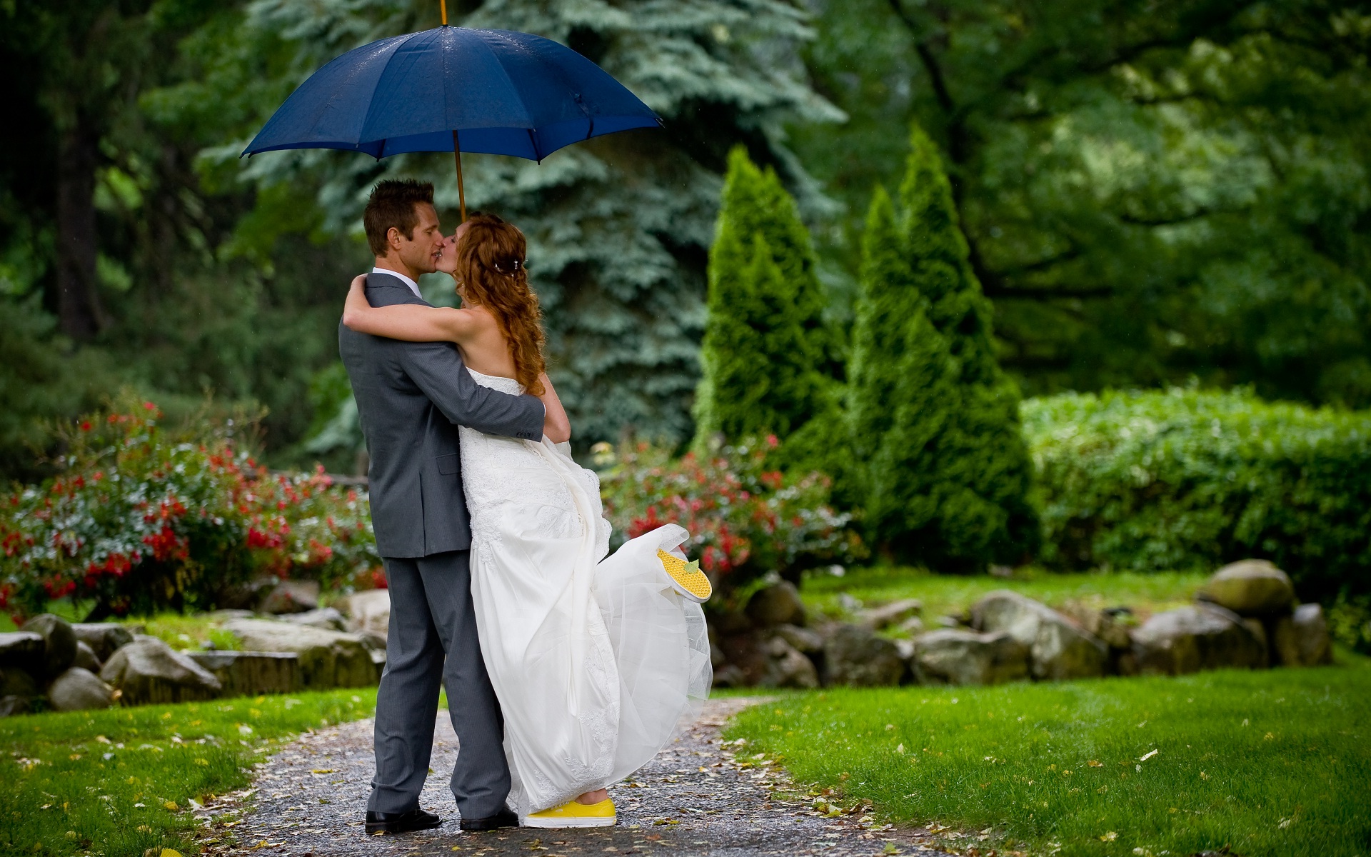 Kissing couple under umbrella photography Straipsniai.lt