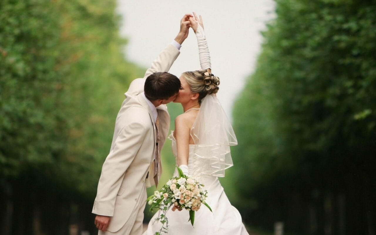 Love Wedding Couple Kissing Straipsniai.lt