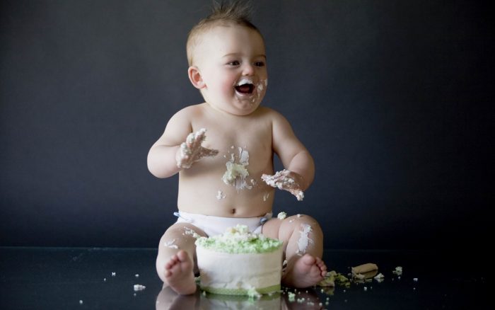 Naughty baby happy with cake Straipsniai.lt