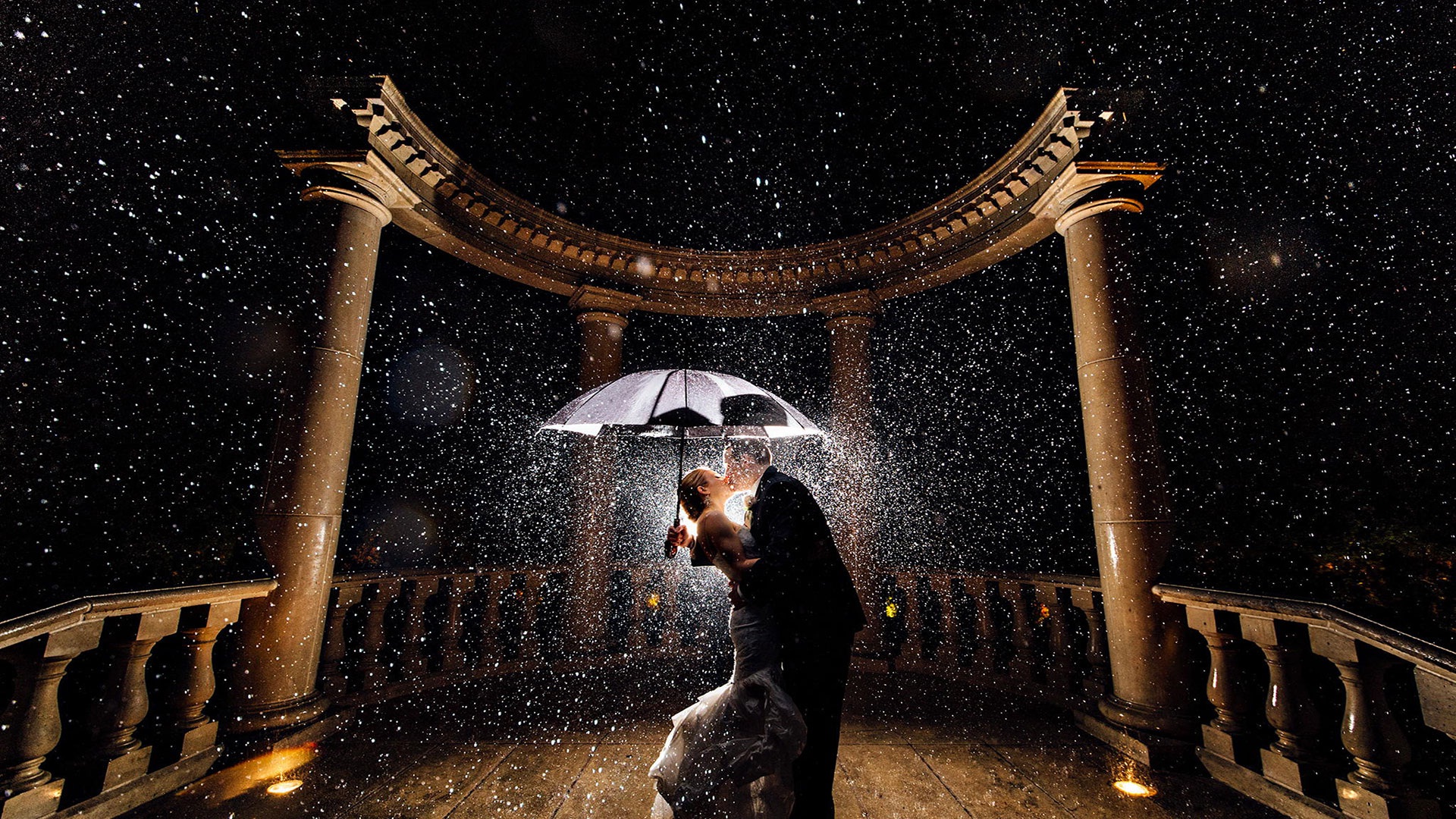 New couple lips kissing romance in rain Straipsniai.lt