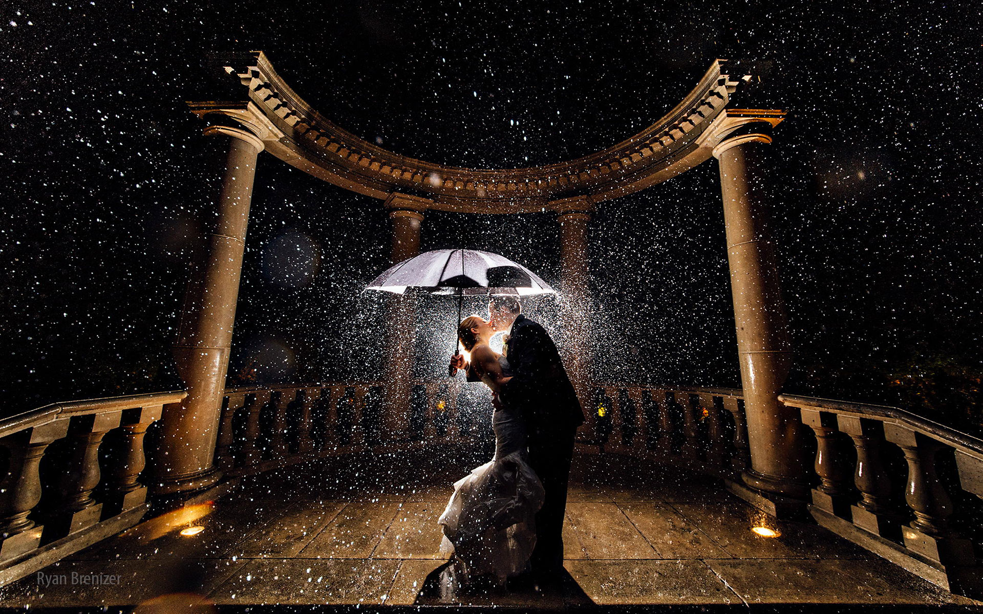 Newly Married couple kissing in rain Straipsniai.lt