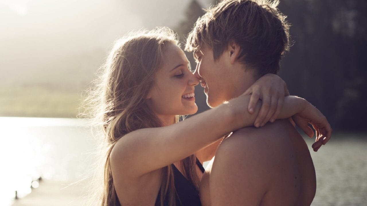 Romance and love moods couple at beach Straipsniai.lt
