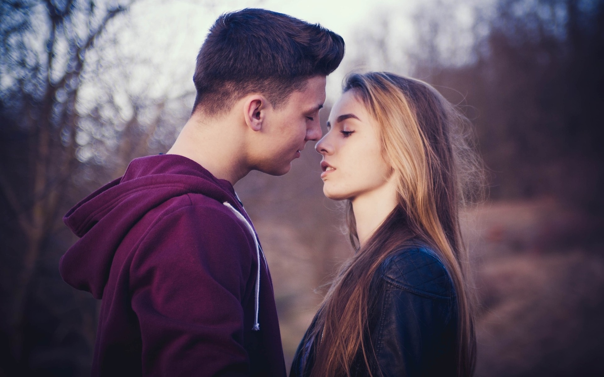 Сколько длится поцелуй. Молодые влюбленные. Авы для влюбленных. Люди целуются. Пара девушка с парнем.