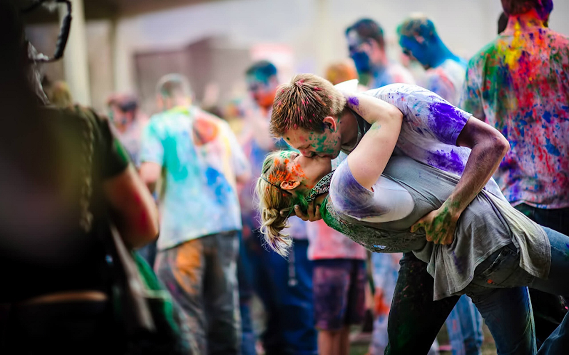 Romantic couple crazy kisses and hugs in holi festival Straipsniai.lt