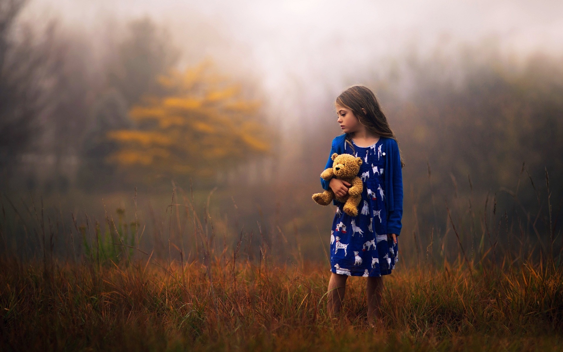 Small cute girl with teddy alone Straipsniai.lt