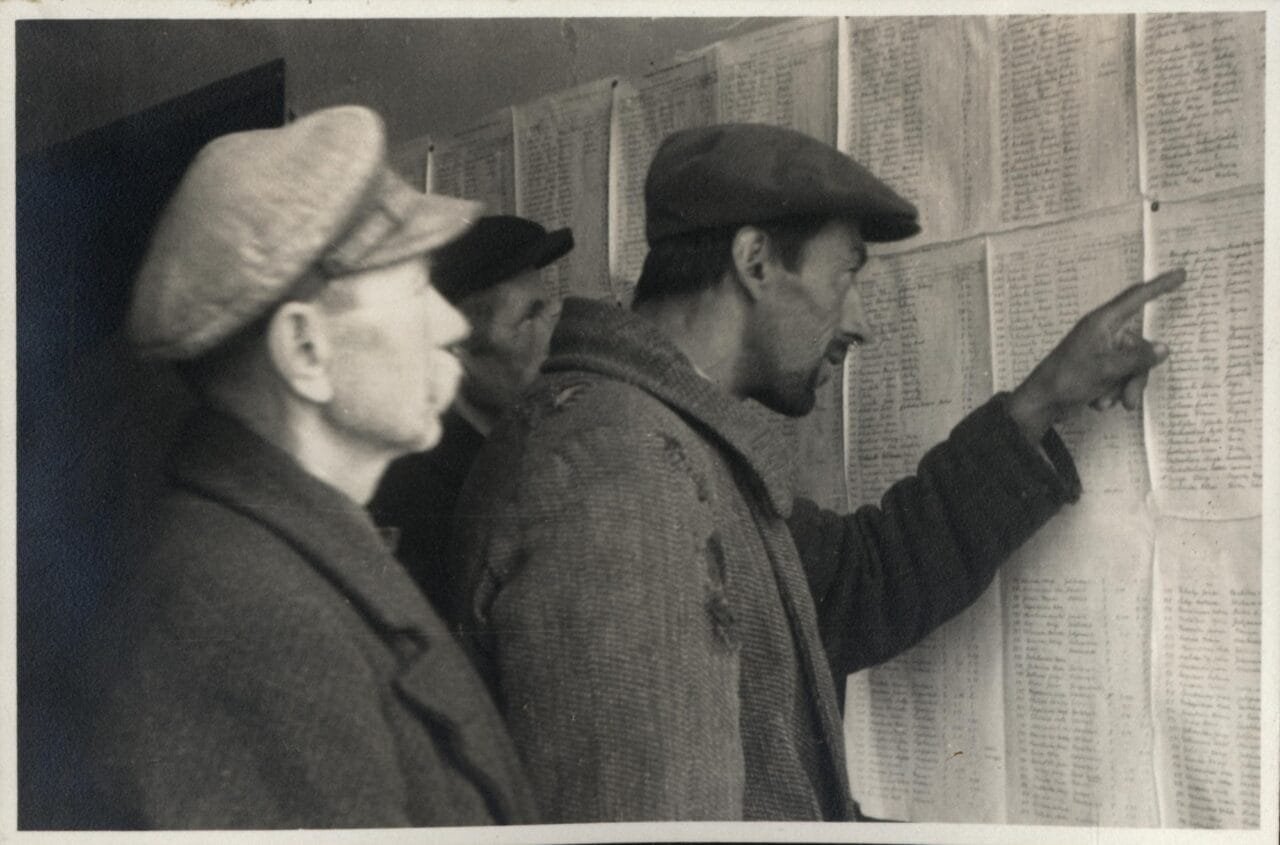 Valstiečiai, Skaitantys Nacionalizuotą žemę Gavusių Asmenų Sąrašus. 1940 M. Rugsėjis