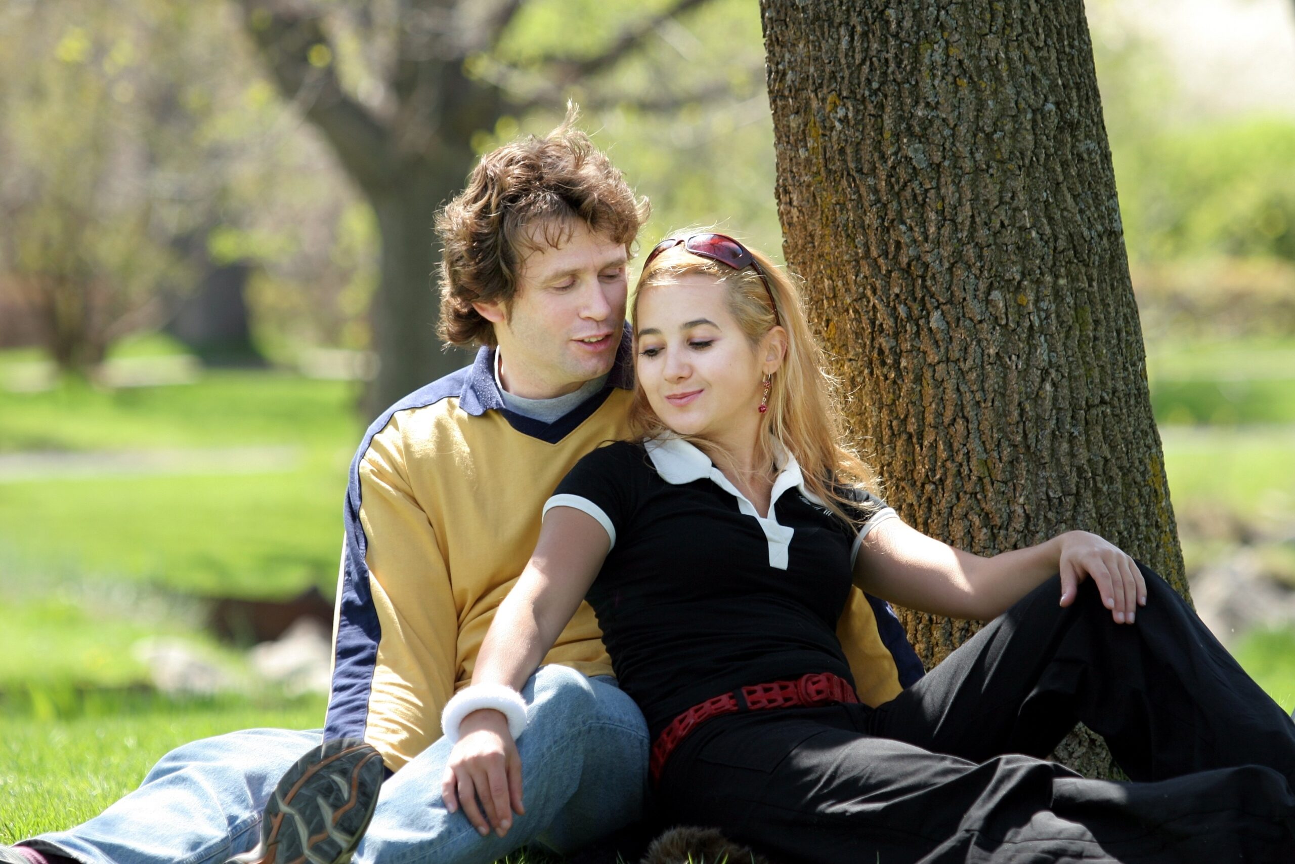 Young Couple Having Picnic in a Park scaled Straipsniai.lt