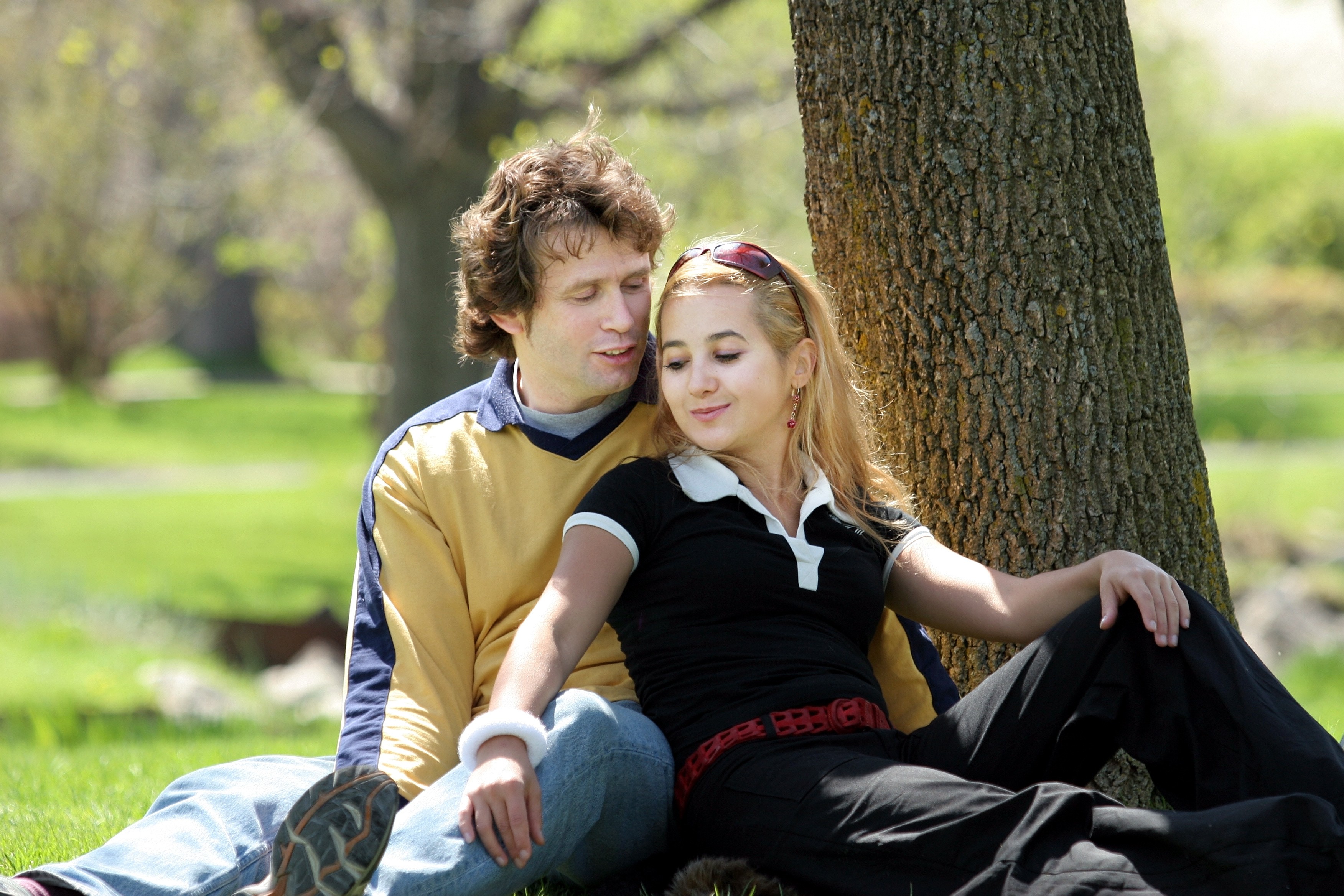 Young Couple Having Picnic in a Park Straipsniai.lt