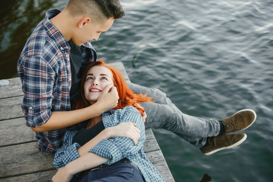 beautiful couple spend time near water Straipsniai.lt