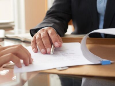 business-people-signing-contract_1098-21026