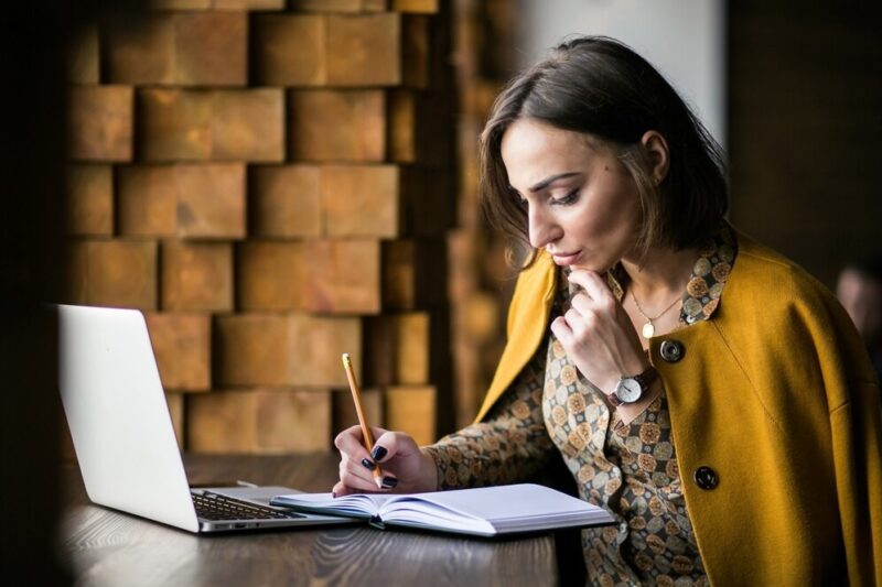 business-woman-working_1303-5992