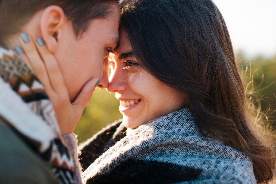 close up young couple love Straipsniai.lt