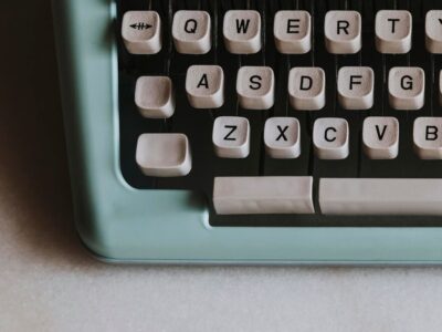 closeup-retro-mint-typewriter_53876-160514