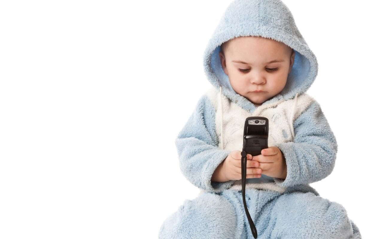 Vaikas su mobiliu telefonu