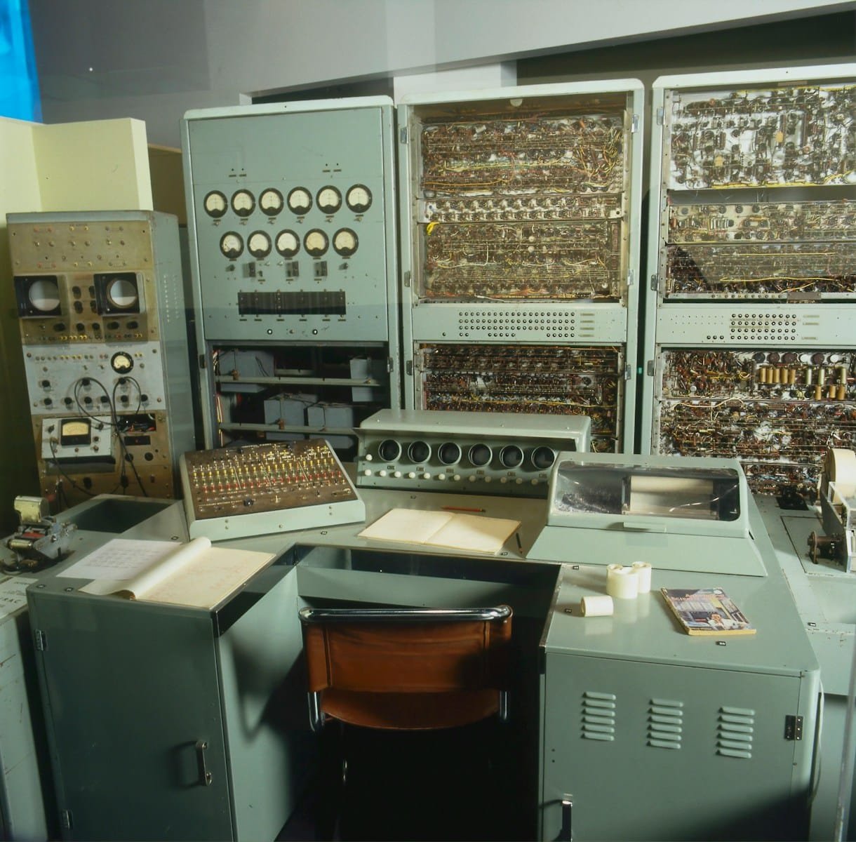 gray mechanical machine lot beside wall