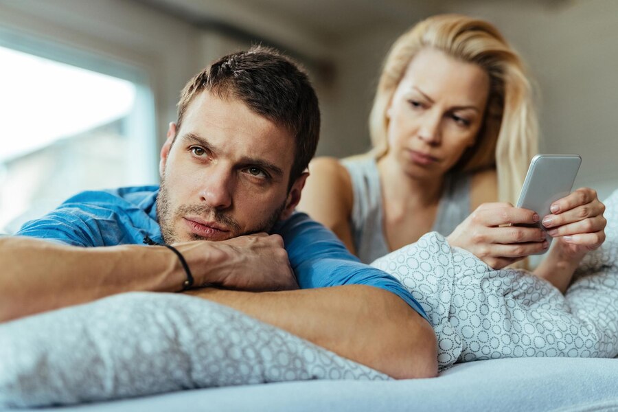 displeased man lying bed ignoring his girlfriend Straipsniai.lt