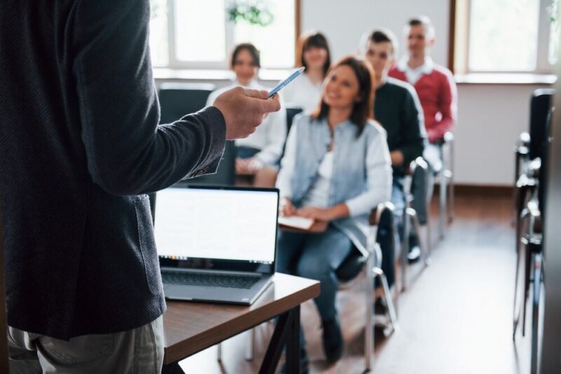 everyone-is-smiling-listens-group-people-business-conference-modern-classroom-daytime_146671-16288