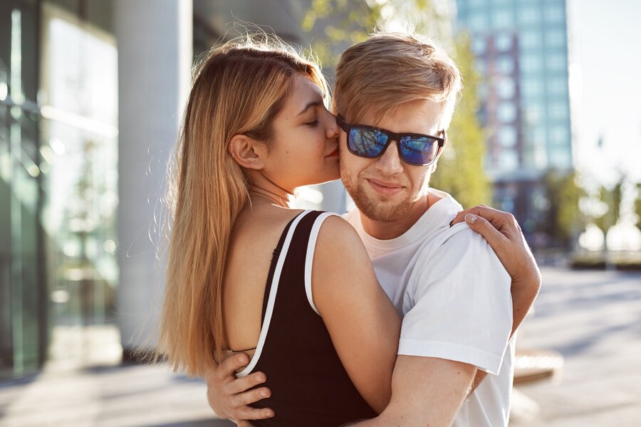 expressive couple is posing outdoor Straipsniai.lt